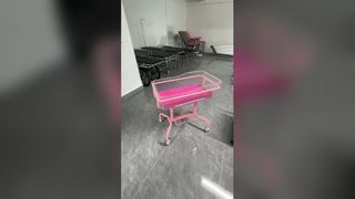 Xe đẩy em bé màu hồng