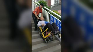 Xe lăn leo cầu thang điện có động cơ BR-SC003